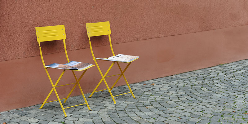 Stühle mit Zeitschriften