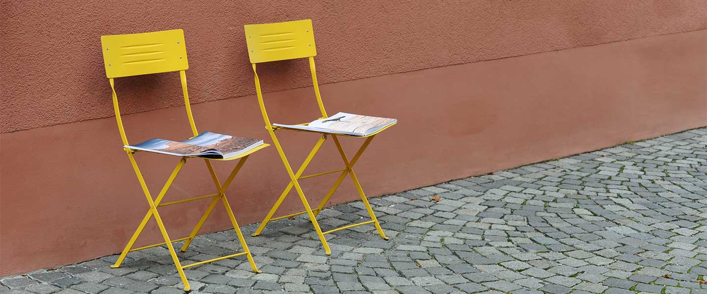 Stühle mit Zeitschriften